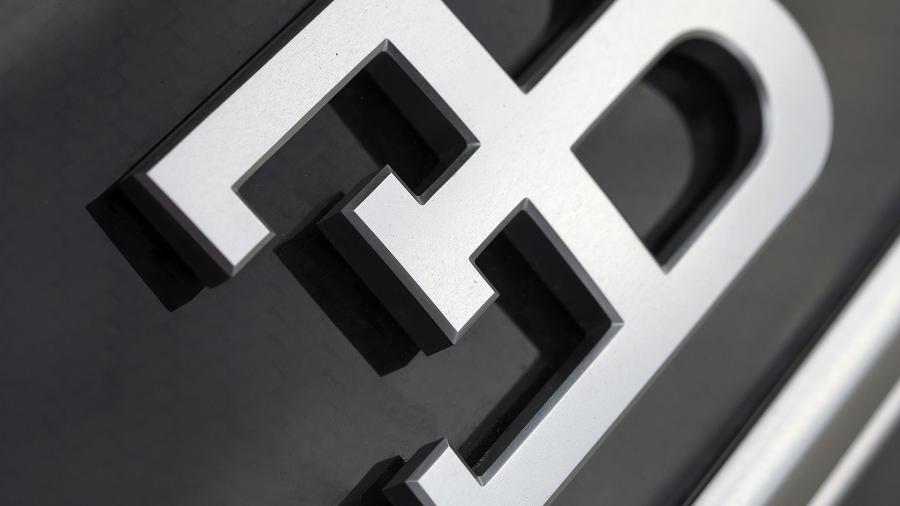 Логотип Bugatti Chiron 2017 года  (WW) (фото 11 из 67)
